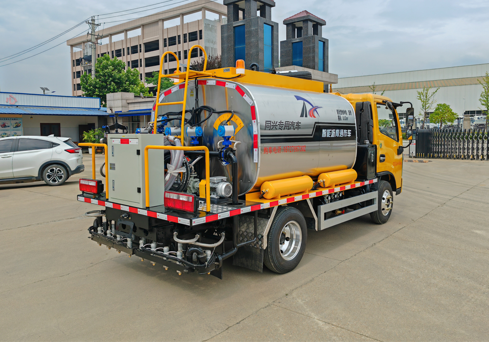 4.5噸東風藍牌瀝青灑布車