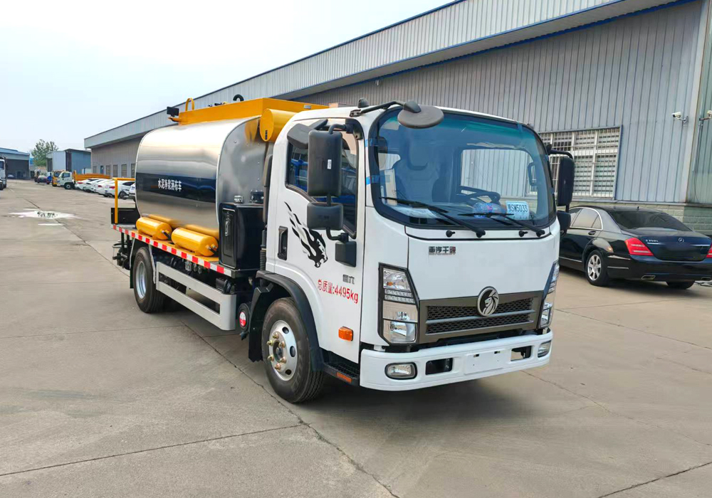 5噸重汽王牌藍(lán)牌智能瀝青灑布車