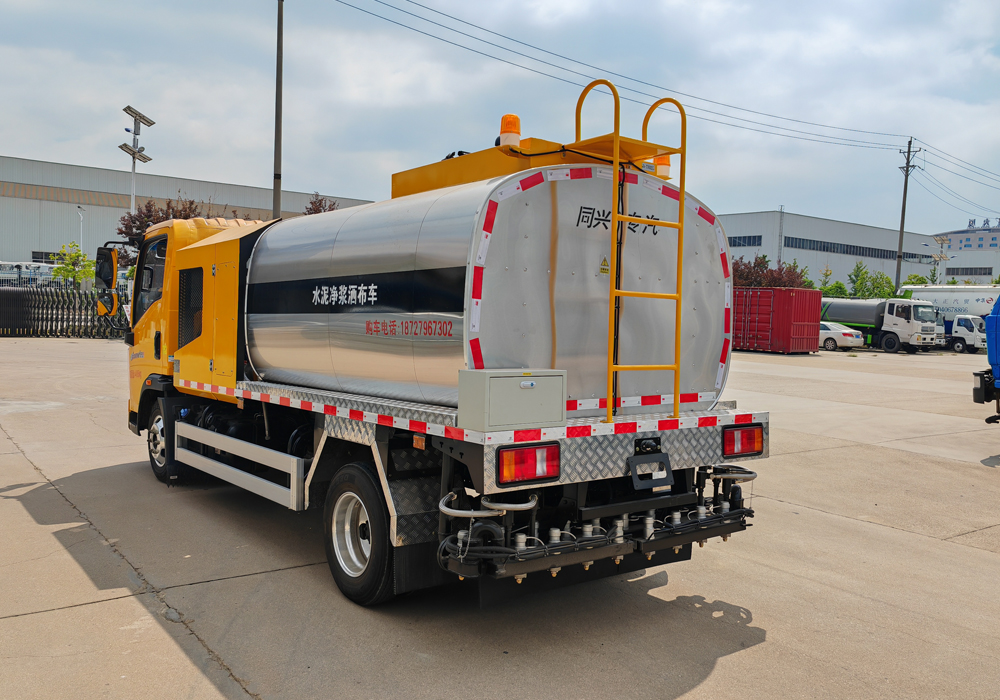 5噸重汽豪沃藍(lán)牌智能瀝青灑布車