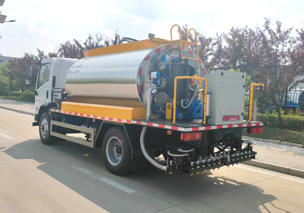 6噸東風(fēng)專(zhuān)底智能瀝青灑布車(chē)