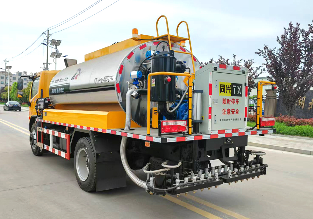 7噸東風多利卡智能瀝青灑布車