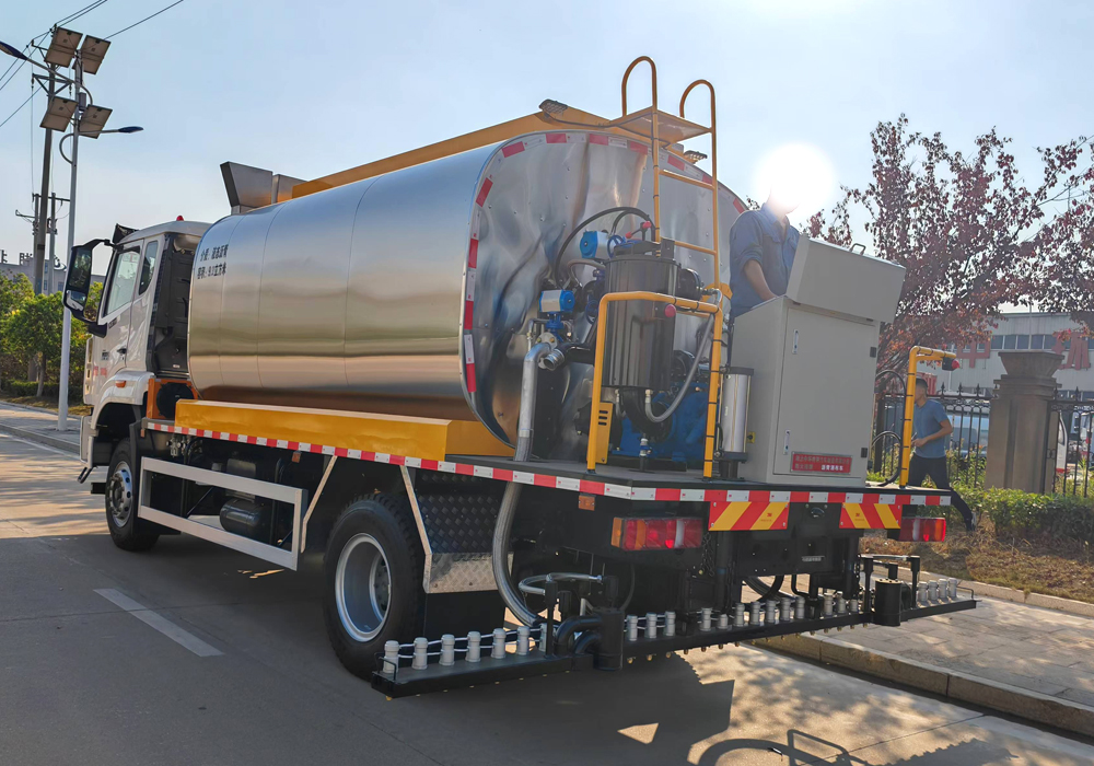 12噸重汽豪沃（全功率）智能瀝青灑布車